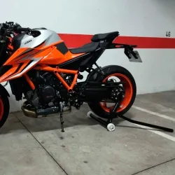Caballete KTM 1290 Superduke - R trasero reversible en moto
