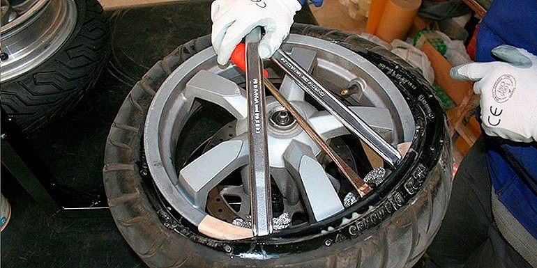 Como cambiar los neumáticos de scooter