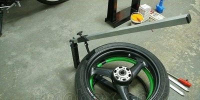 Tutorial de cambio de neumáticos de moto con destalonadora y equilibradora manuales